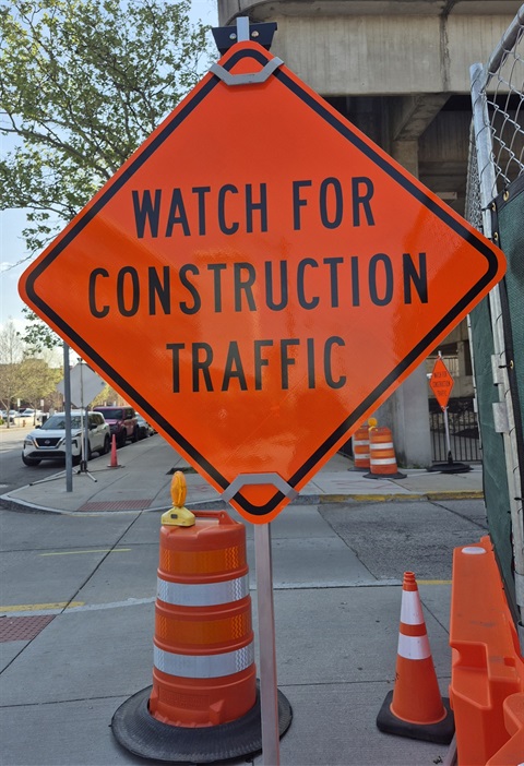 Sign warning pedestrians to watch for construction traffic
